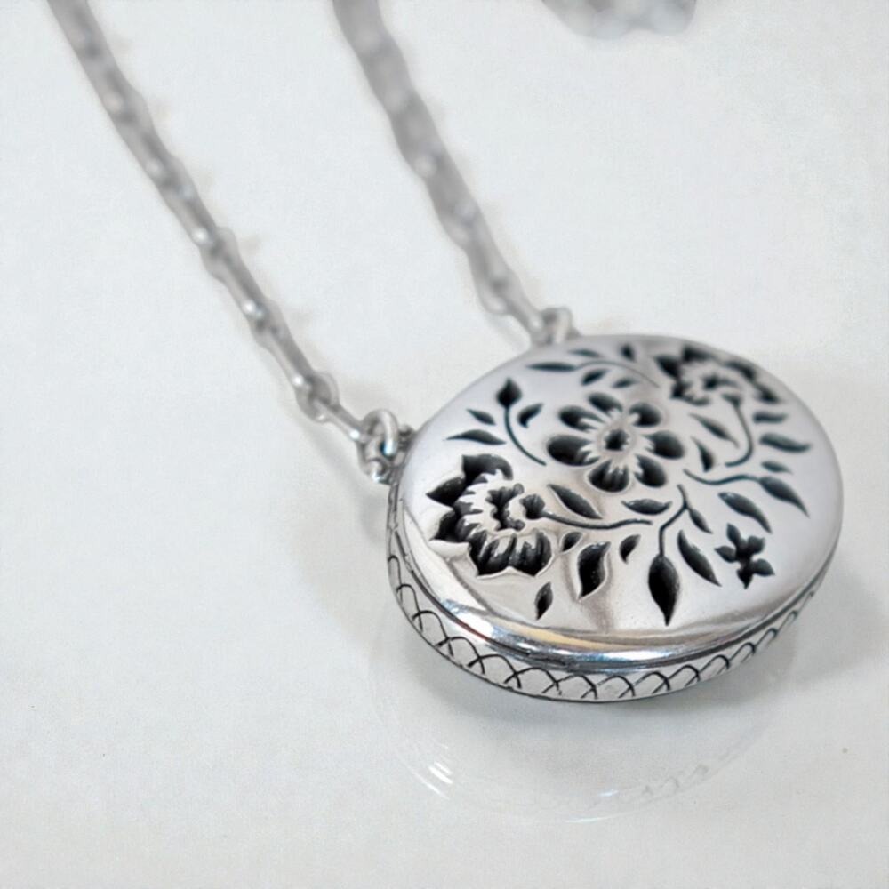 Brighton Cutout Flower Filigree Oval Pendant Necklace Textured Chain Retired - Picture 3 of 8